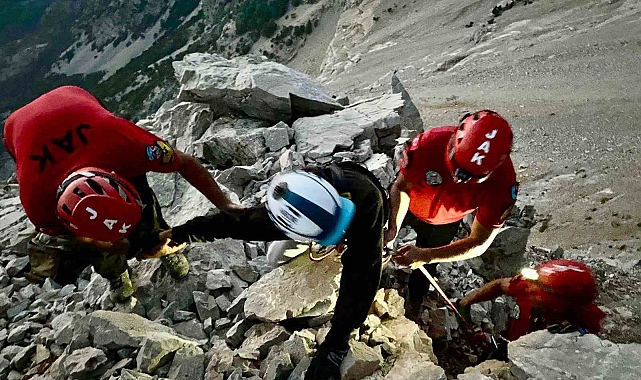 Mahsur kalan paraşütçü (JAK) ekipleri tarafından kurtarıldı