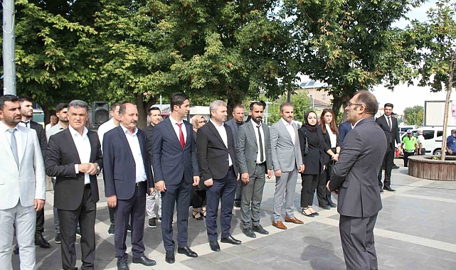Malazgirt'te ilköğretim haftası Cumhuriyet Meydanı'nda düzenlenen törenle kutlandı