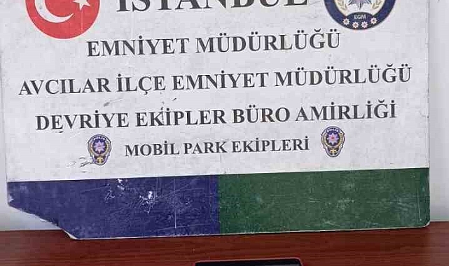 Masada bulunan telefonu çalarak uzaklaştı