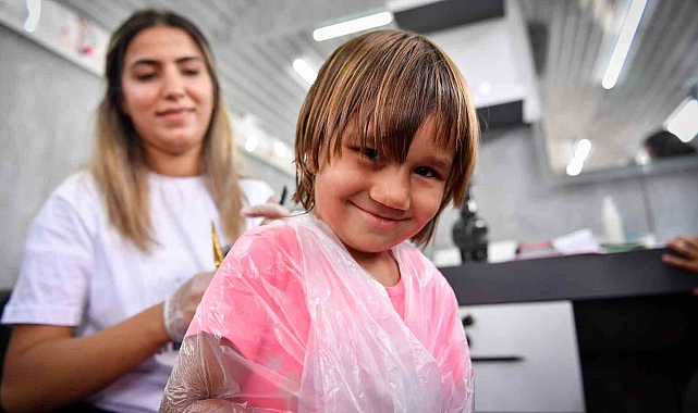 'Mobil Kuaför' aracı kent genelinde mahalle mahalle dolaşıp vatandaşlara hizmet veriyor