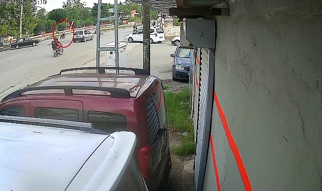 Motosiklet, dönüş yapmak isteyen otomobile ok gibi saplandı