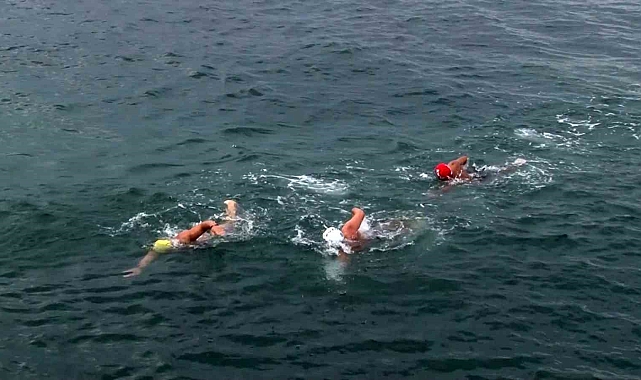 Narin için Üsküdar'dan Kız Kulesi'ne yüzdüler
