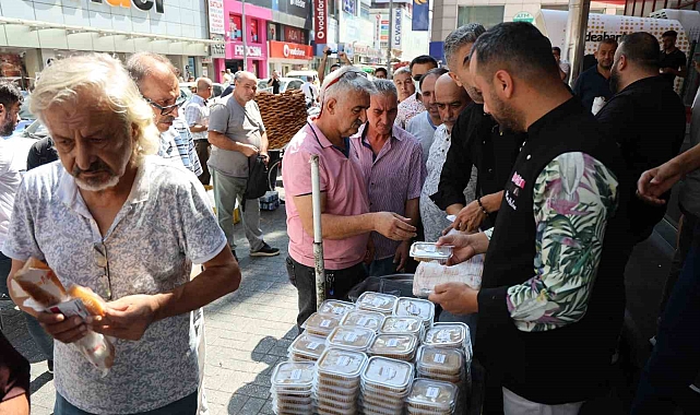 Narin'in anısına helva ve döner dağıtıldı. izdiham oluştu