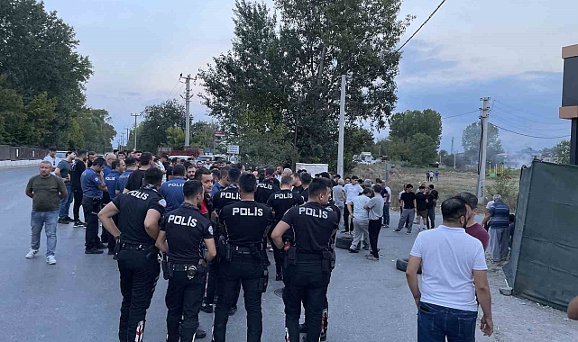 Öfkeli mahalle sakinleri, sokağı ulaşıma kapattı