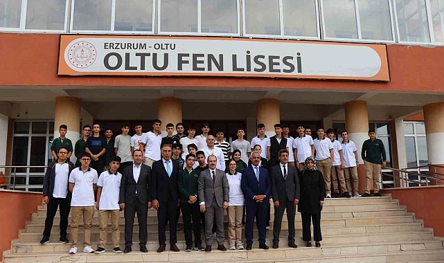 Oltu'da öğrencilere kırtasiye ve kitap seti dağıtıldı