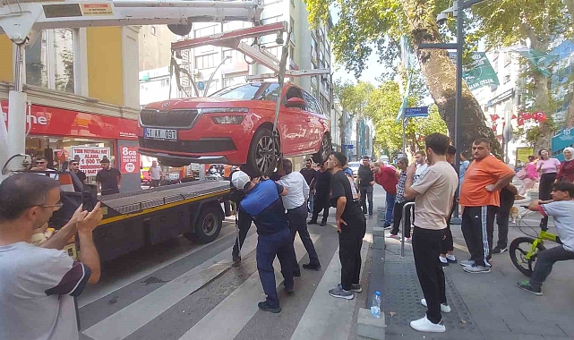 Otomobilin motoruna giren kedi, çıkmayınca,araç sanayiye götürüldü