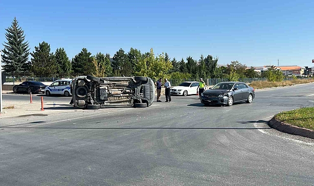 Otomobilin yandan çarptığı Çin cipi Chery yan yattı
