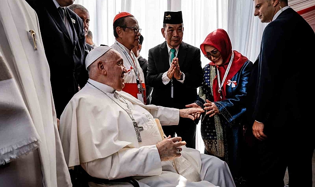 Papa Francis'ten Güney Doğu Asya'nın en büyük camisine ziyaret