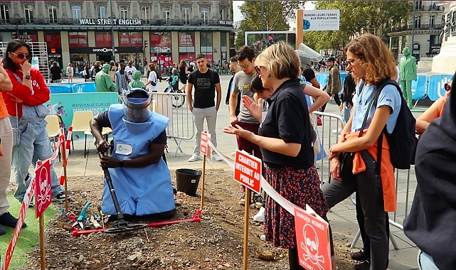 Paris'te zuvlarını kaybedenlere destek gösterisi