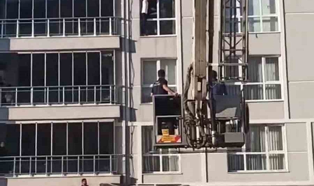 Pencerenin dışında mahsur kalan genç, kurtarıldı