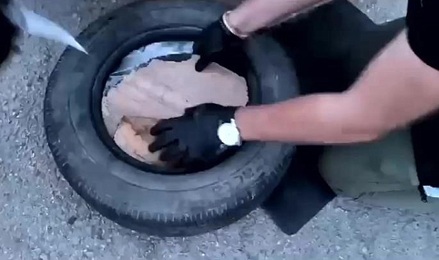 Polis tarafından durdurulan otomobilin yedek lastiğinden uyuşturucu madde çıktı