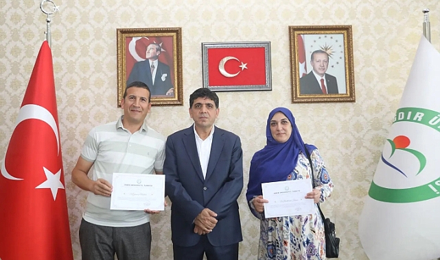 Rektör Alma'dan Iğdır Üniversitesinde Çalışmalar Yapan Cezayirli Araştırmacılara Sertifika Takdimi