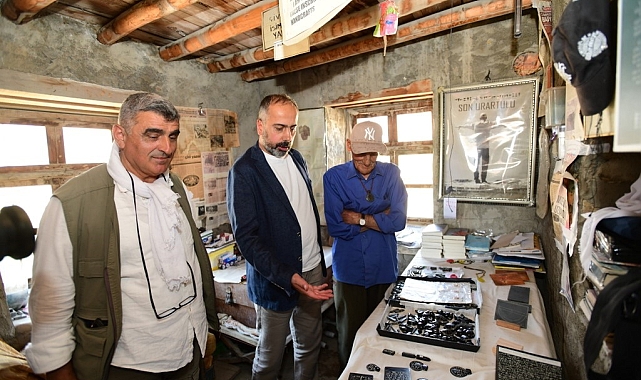 Rektör Şevli, kazı alanında Urartucayı okuyup yazabilen Mehmet Kuşman'ı ziyaret etti