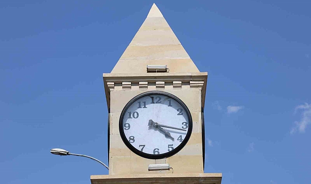 Saat kulesi 19 aydır 4.17'yi gösteriyor