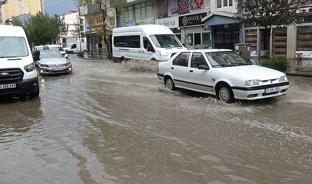 Sağanak yağmur hayatı olumsuz etkiledi