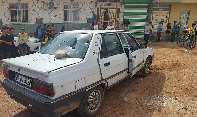 Şanlıurfa'da bir otomobile düzenlenen silahlı saldırı saniye saniye kameraya yansıdı