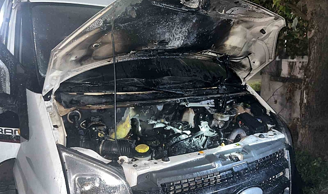Seyir halindeki minibüsün motor kısmında yangın çıktı