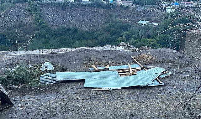 Şiddetli rüzgar çatıları uçurdu