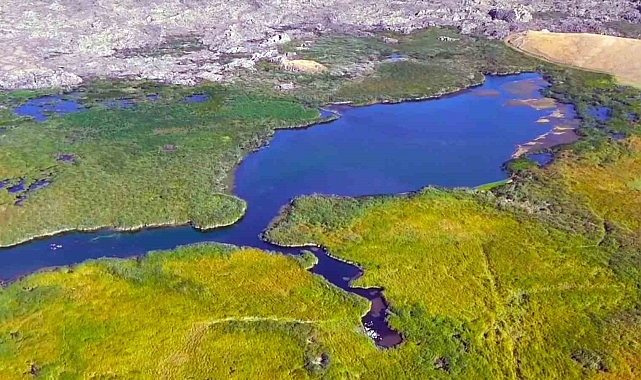Sönmüş lavların arasında göl görüntülendi
