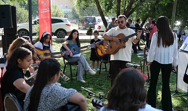 Tatvan Gençlik Merkezi'nin gitar kursu öğrencilerinden sahilde konser