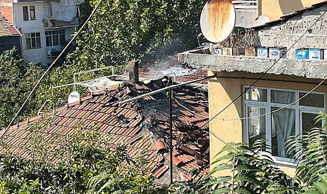 Tek katlı binanın çatısında yangın çıktı