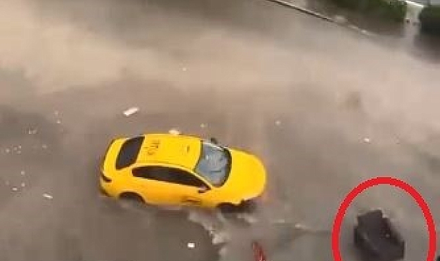 Tekirdağ'ın Çorlu ilçesinde şiddetli yağış sonrası araçlar suda mahsur kaldı