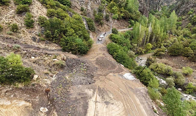 Tunceli'de etkili olan sağanak yağış nedeniyle heyelan meydana geldi