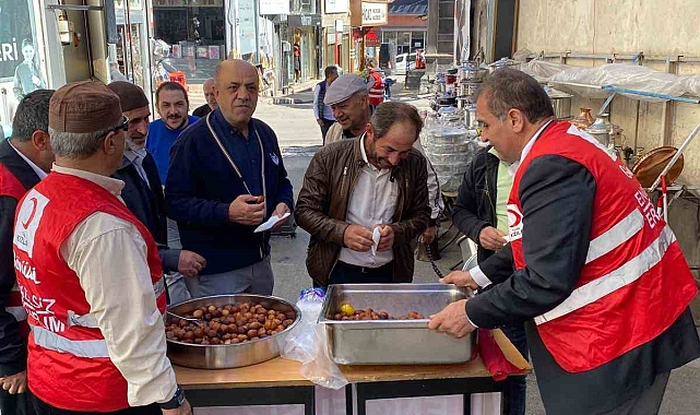 Türk Kızılayı Engelsiz Erzurum Şubesi esnafa lokma ikram etti