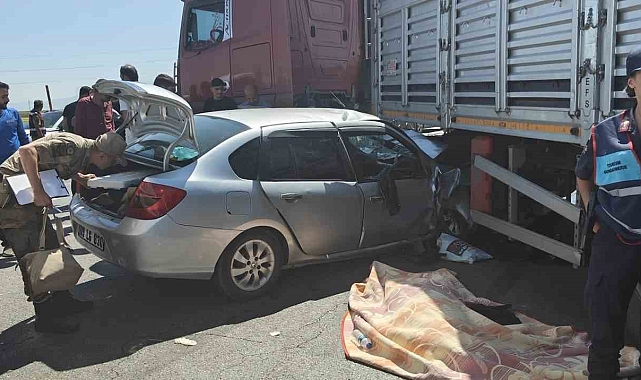 'U' dönüşü yapan tıra çarpan otomobilde bulunan 1 kişi hayatını kaybetti