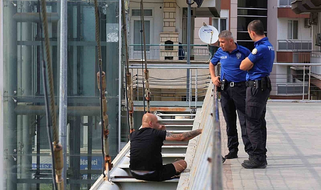 Üst geçide çıkan alkollü şahıs polisi alarma geçirirdi
