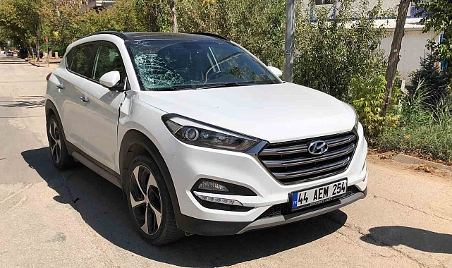Uzaklaştırma kararı bulunan eşinin kullandığı aracın önüne atladı