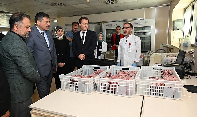 Vali Çiftçi,  Kızılay Kan Merkezi'ni ziyaret etti