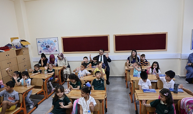Vali Turan öğrencilerin ilk gün heyecanına ortak oldu