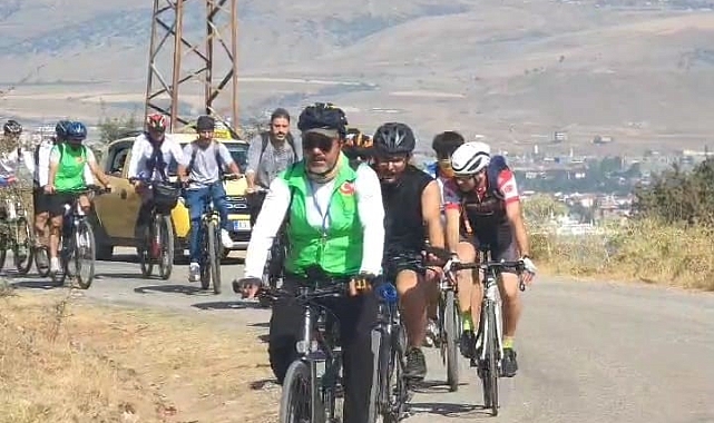 Van Gölü Havzası'nın eşsiz güzelliklerine dikkat çekmek için bisiklet turu düzenledi