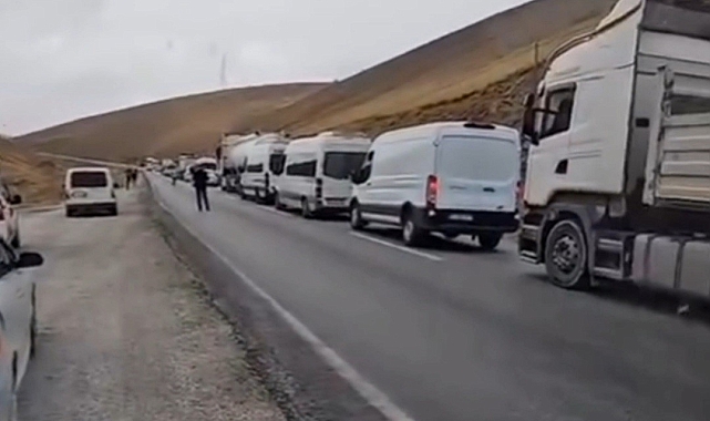 Van-Hakkari kara yolunda 2 tırın çarpışması sonucu yol 2 saat ulaşıma kapandı