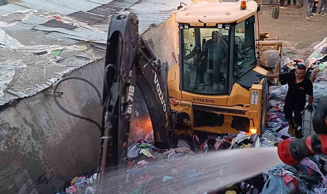 Van'da bir depoda çıkan yangında 30 ton temizlik bezi, 210 koli cam suyu yandı