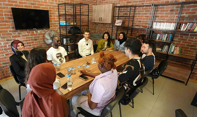 Yabancı Dil Akademi Kafe'de, çay ve kahve yudumlayarak İngilizce öğreniliyor