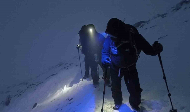 Yabancı turistler kar, sis ve fırtınaya rağmen zirve yaptı