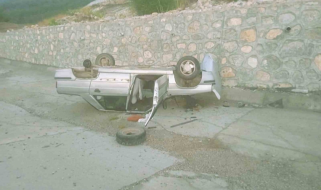 Yağış nedeniyle kayganlaşan yolda kontrolden çıkan otomobil şarampole devrildi