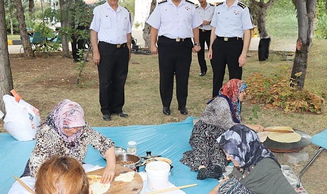 Yaptıkları gözlemeleri jandarma personeline ikram etti