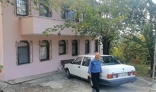 Yaşlı çiftin evi taşlandı