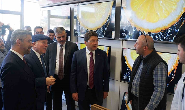 Yılmaz Tunç, vatandaşlarla çay ocağında sohbet etti