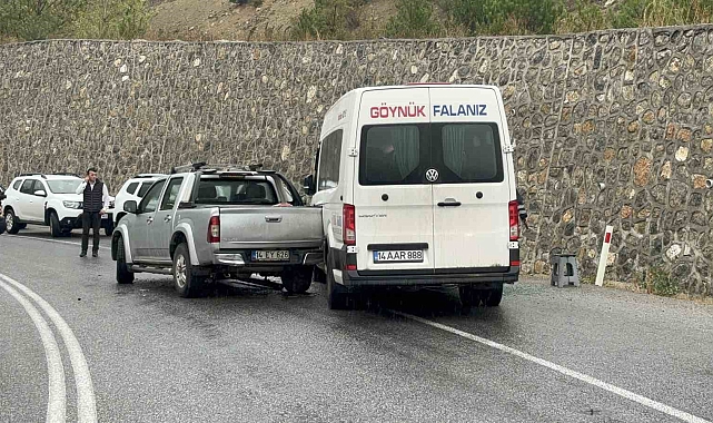Yolun kenarında duran otomobile kamyon çarptı: 2 yaralı
