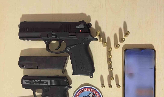 Yunus polislerinden kaçan araçta 2 ruhsatsız tabanca ele geçirildi