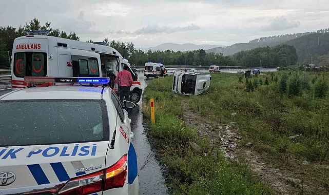 Zonguldak-Bartın seferini yapan yolcu midibüsü devrildi