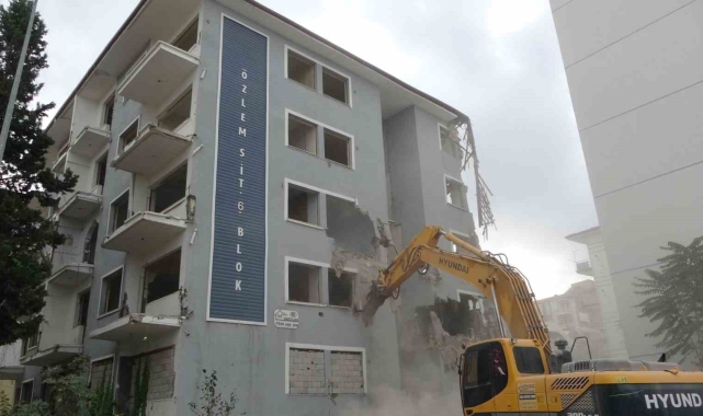 5,9'luk depremle sarsılan Malatya'da ağır hasarlı binalar yıkılıyor