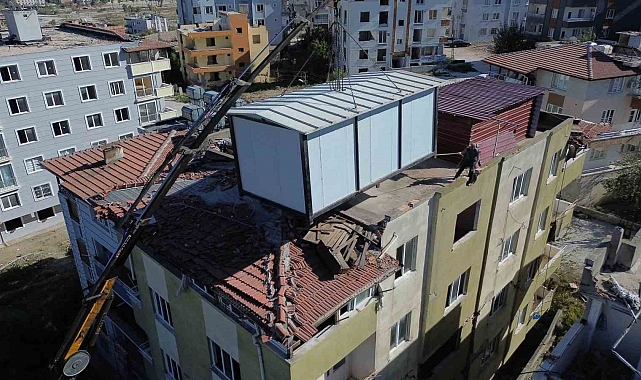 5 katlı apartmanın üstüne vinçle konteyner koydurdu