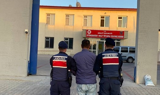 Afyonkarahisar'da devriye gezen jandarma ekipleri aranan şahsı yakaladı