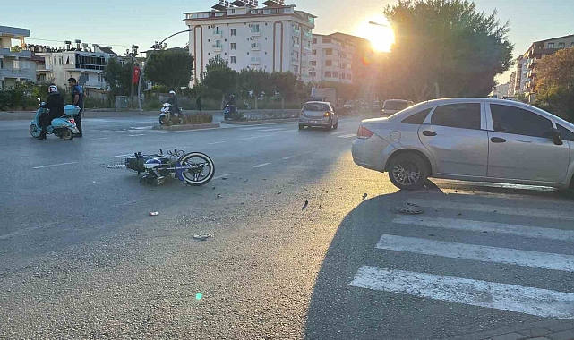 Antalya'nın Gazipaşa ilçesinde otomobil ile motosiklet çarpıştı