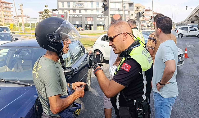 Antalya'nın Manavgat İlçesinde Otomobille Çarpışan Motosikletli Kendisini İyi Hissetmeyip Hastaneye Kaldırıldı